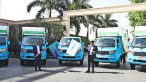 Switch Mobility CEO Mahesh Babu handing over the first fleet of five e-LCVs to MoEVing Founder and CEO Vikash Mishra. (Source: Switch Mobility)