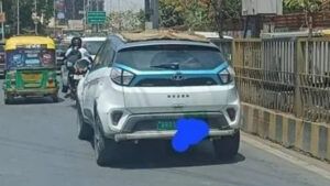 Tata Nexon EV with damp sack cloths placed on its roof (Source: Reddit)