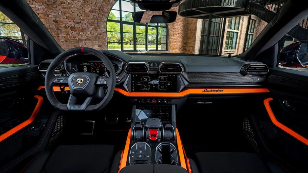 Urus SE cabin now has a larger screen, 12.3 inches (Source: Lamborghini)