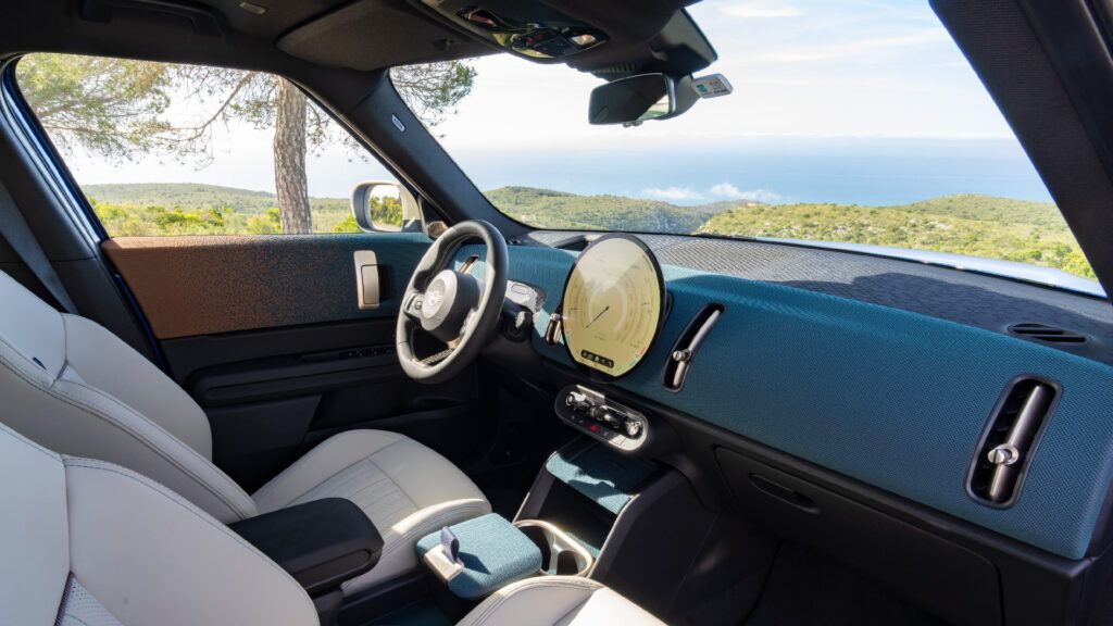 Mini Countryman features a 9.5-inch round OLED infotainment display.