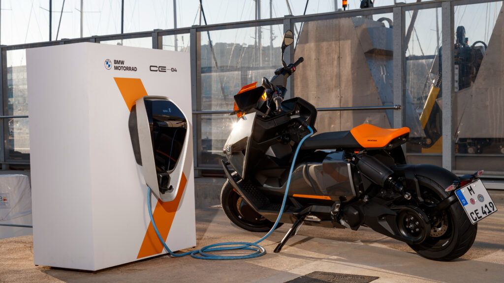 A 6.9kW charger allows the scooter to recharge from 0 to 100 percent in around 1h40min.