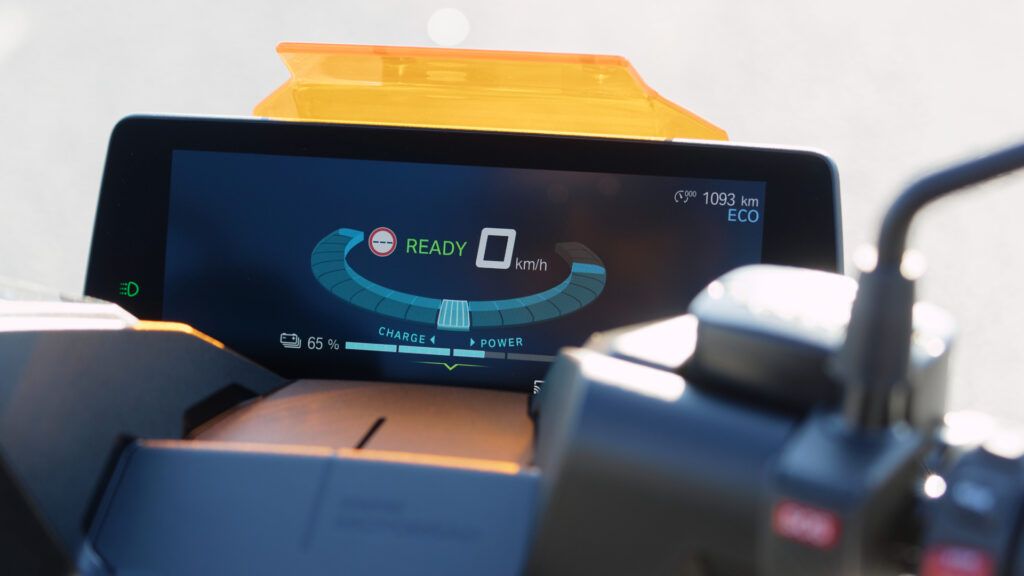 10.25-inch TFT display with navigation (Source: BMW)