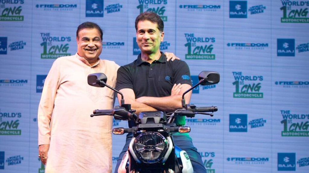 Union Minister for Road Transport & Highways, Nitin Gadkari, unveiled the Bajaj CNG bike.