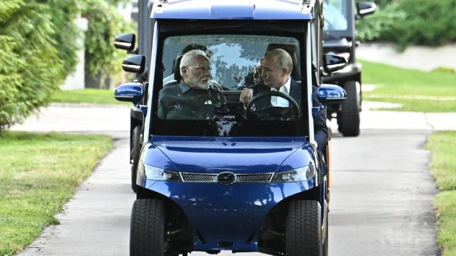 PM Narendra Modi and President Vladimir Putin in Evolution D3 golf cart (Source: Youtube)