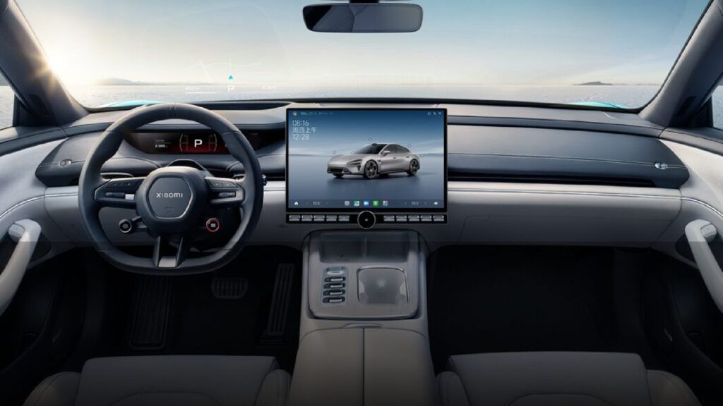 The SU7 has a 16.1-inch 3K touchscreen placed in the multi-layer dashboard.